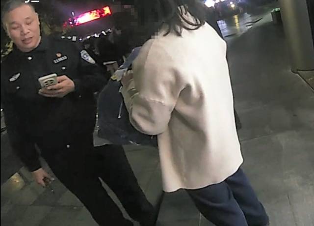 机智！快递在家门口被偷<strong></p>
<p>南京河西华泰证券广场</strong>，她用一招抓到了人还拿回了东西