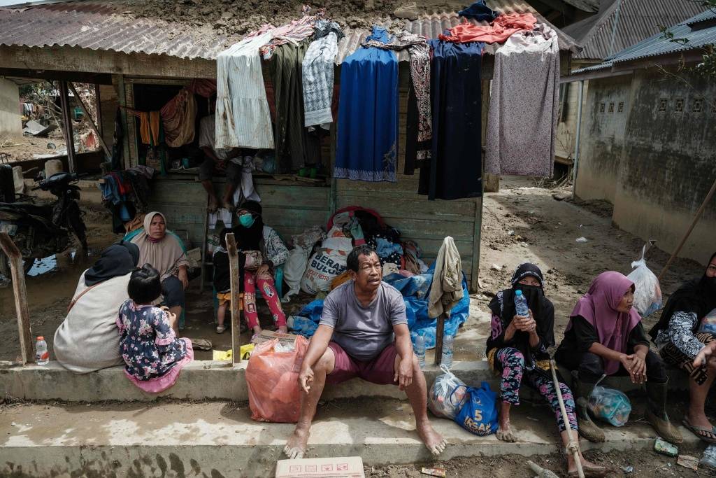 苏门答腊洪灾：千人死亡、毁林恶果、华人自救与亚齐海啸创伤｜907编辑部