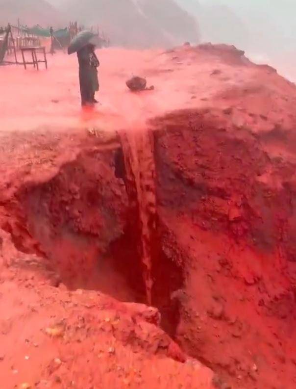 罕见！伊朗霍尔木兹岛遭遇强降雨<strong></p>
<p>证券的中登安全证书</strong>，部分海域变成“血色海洋”