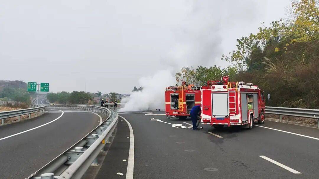 四川高速上一汽车突发自燃！车内两人闻到异味后果断弃车<strong></p>
<p>证券的中登安全证书</strong>，成功逃生