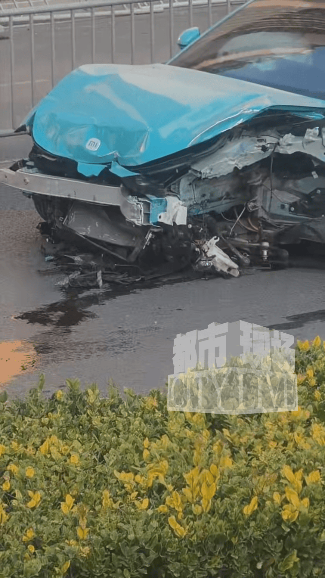 安徽一小米SU7撞翻几十米护栏<strong></p>
<p>证券的中登安全证书</strong>，目击者称车辆前轮脱落后才刹停，当地交警回应