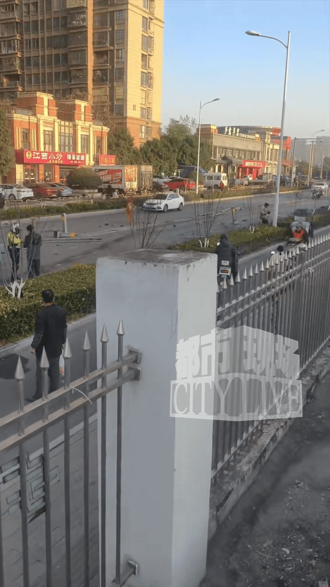 安徽一小米SU7撞翻几十米护栏<strong></p>
<p>证券的中登安全证书</strong>，目击者称车辆前轮脱落后才刹停，当地交警回应