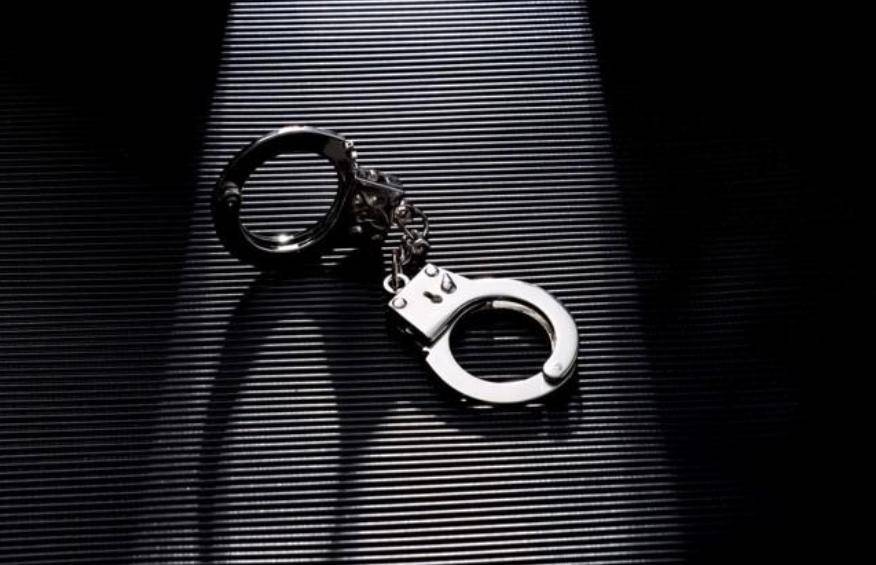 男子楼顶露台种树时不慎碰下树桩<strong></p>
<p>上海华信证券涨停宝</strong>,砸中楼下17岁少年致其死亡,一审获刑6年