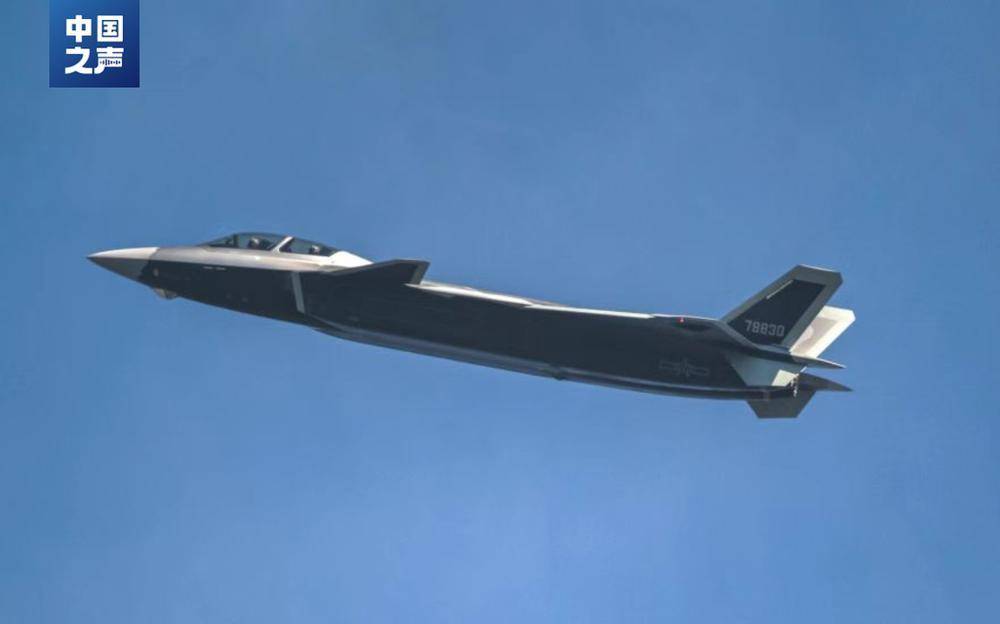 歼-20S官宣对地对海打击能力，如何开启无人空战新模式？