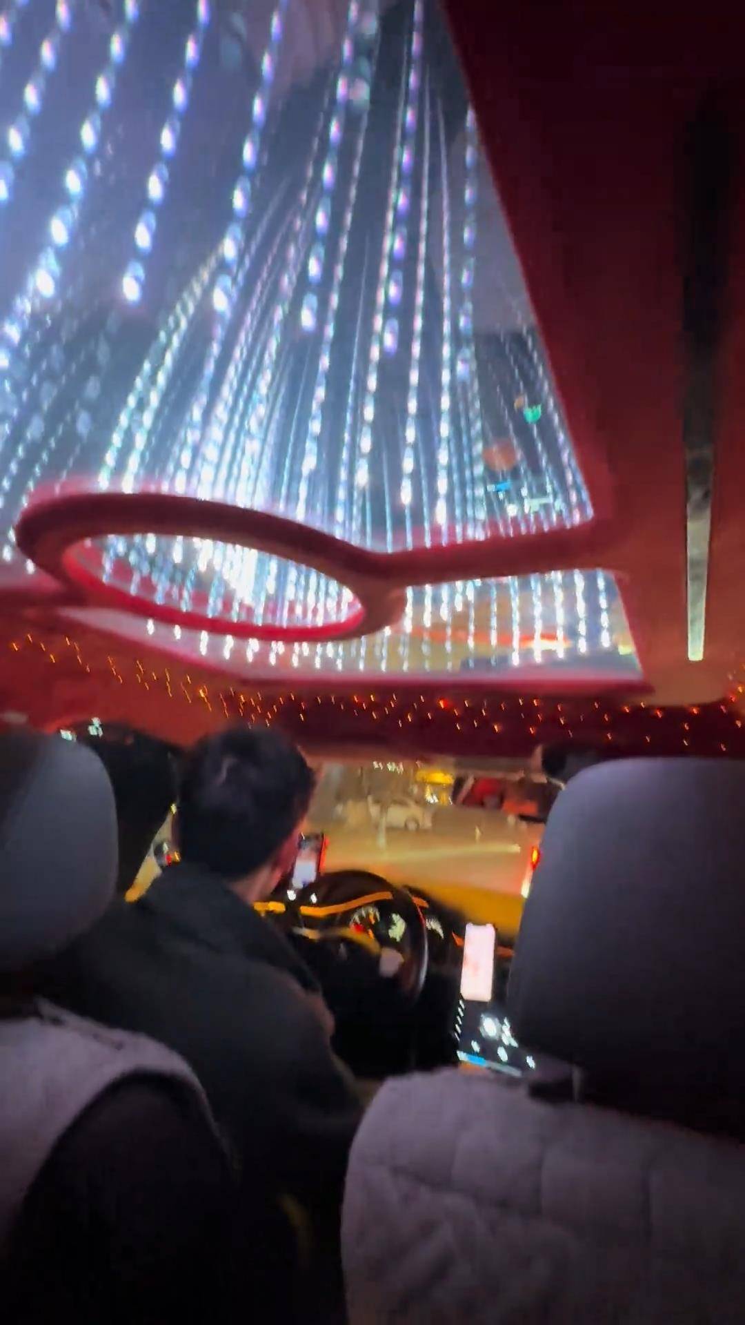 长春一女子打车遇“最炫出租车”<strong></p>
<p>老虎证券期权怎样行权</strong>，车顶被改装为绚丽星空顶，网友：打车竟然打到了移动KTV