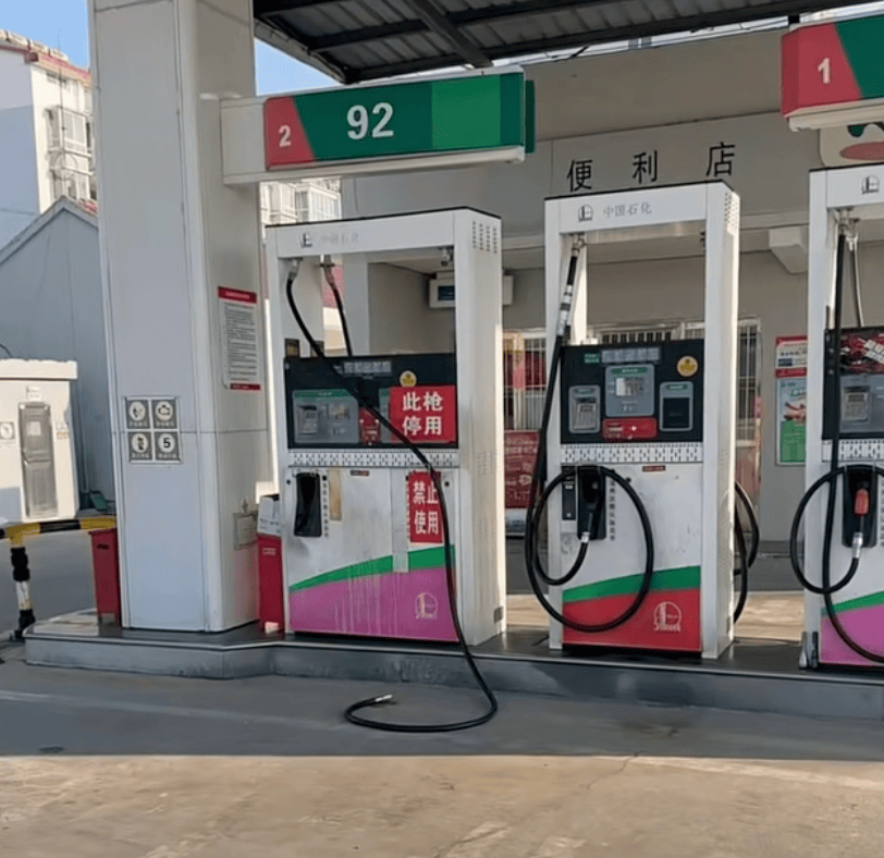 司机加完油未拔油枪驾车离开<strong></p>
<p>中原证券官网教育</strong>，油枪被拉断，加油站：断裂油枪已修复，未要求赔偿