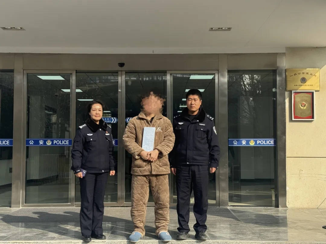 男子网购椅子多出一块15公斤价值40余万元的银板<strong></p>
<p>国金证券 李敬雷</strong>，民警细致排查后查明原因