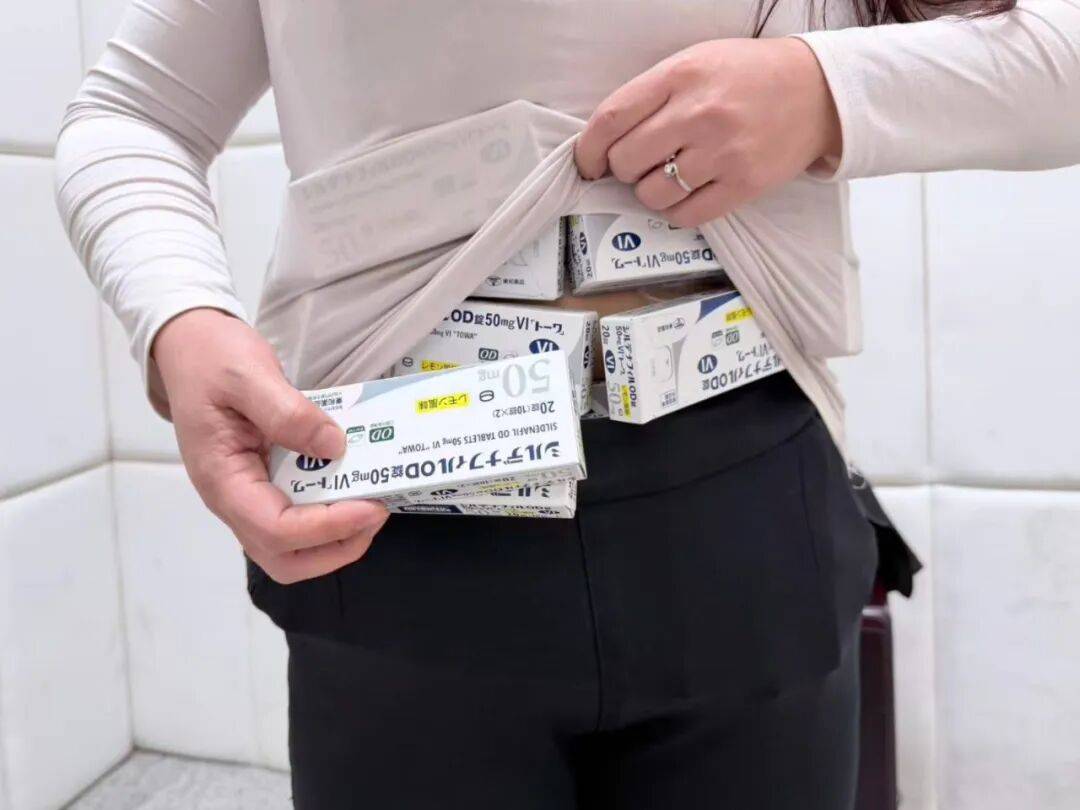 女子身绑73盒"伟哥"<strong></p>
<p>焦作有几家证券公司</strong>，当场被拦下！还有人假扮孕妇，绑了38斤的白银颗粒