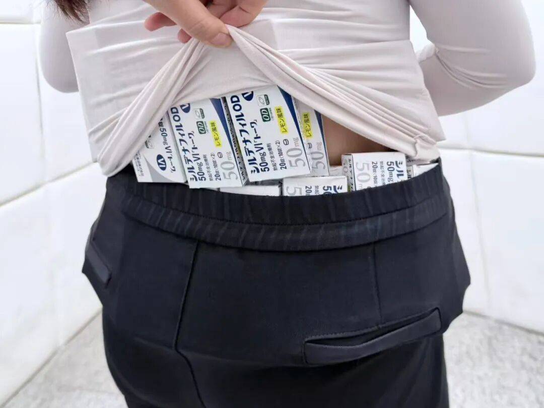 女子身绑73盒"伟哥"<strong></p>
<p>焦作有几家证券公司</strong>，当场被拦下！还有人假扮孕妇，绑了38斤的白银颗粒