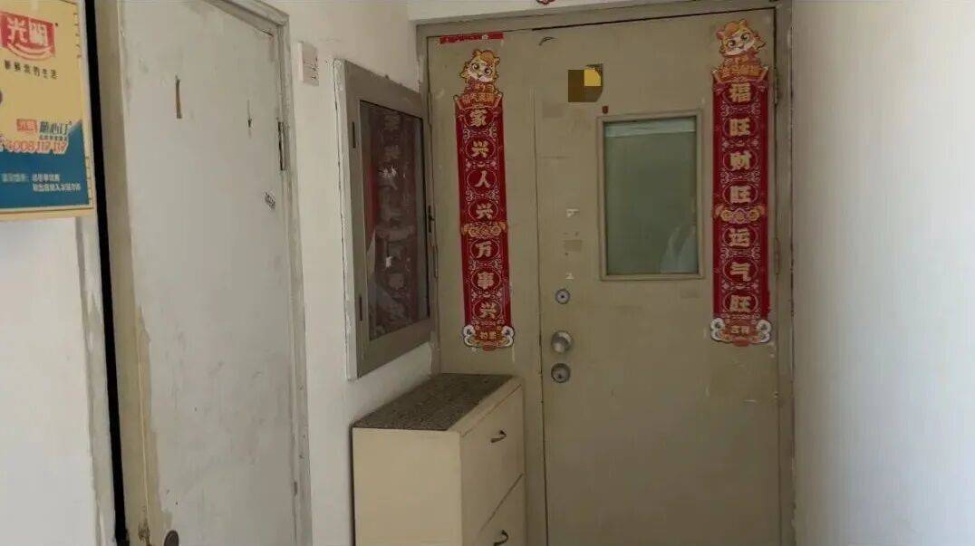 “我家的窗户被包进邻居家<strong></p>
<p>东北证券有限责任公司</strong>，根本没法开窗”，上海一居民投诉公共区域被占，多部门回应难认定