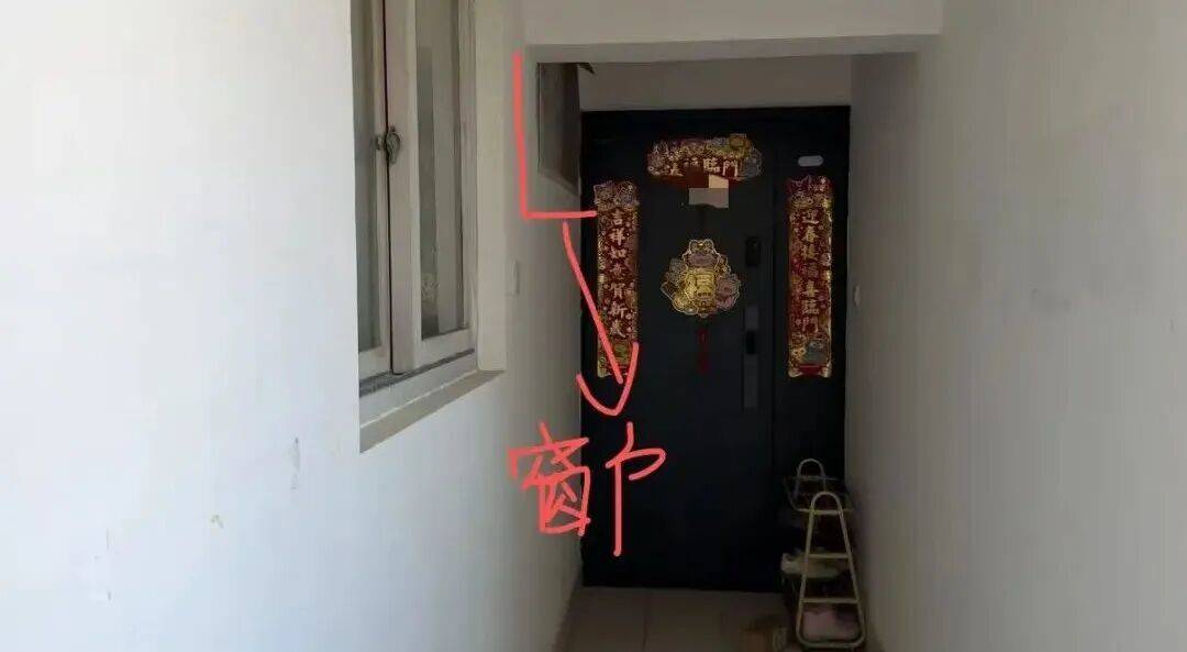 “我家的窗户被包进邻居家<strong></p>
<p>东北证券有限责任公司</strong>，根本没法开窗”，上海一居民投诉公共区域被占，多部门回应难认定